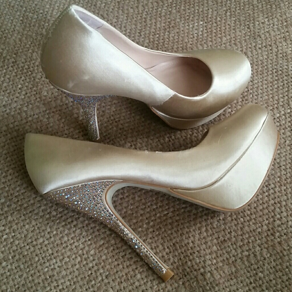 Satin Steve Madden heels - Picture 1 of 8